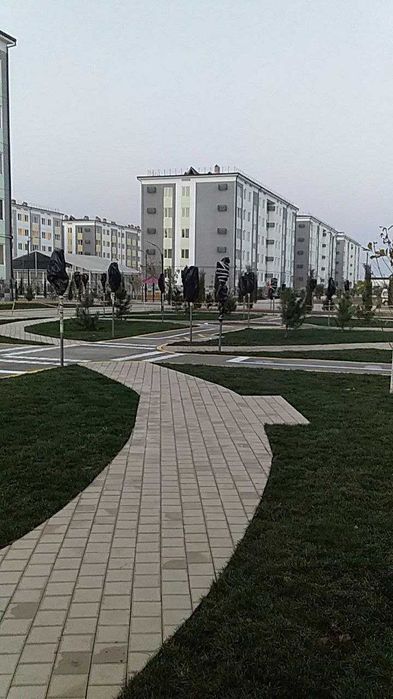 Сирдарё вилояти новосройка 3 хонали квартира срочни сотилади