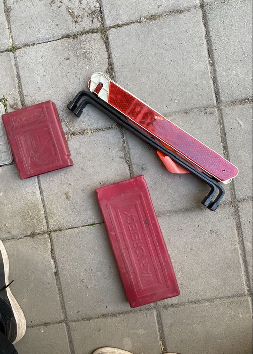 Авариен триъгълнис със стойка