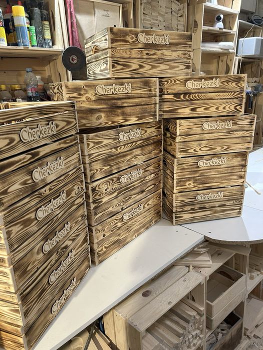 Дървена щайга за корпоративни коледни подаръци