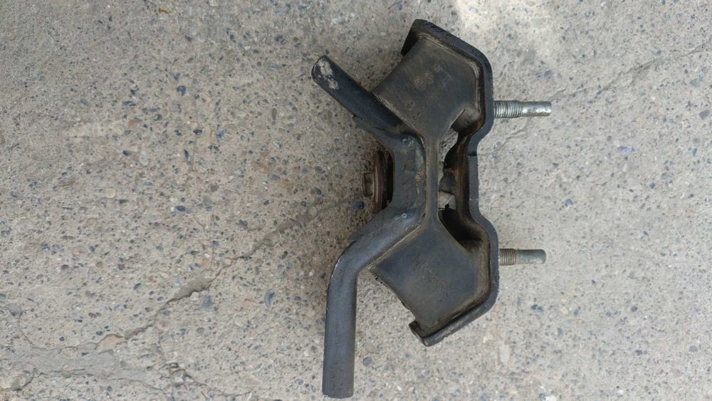 Подушка мотора Тойота 10