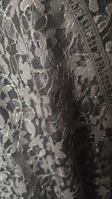 Дантелена рокля в кафяв цвят с златистата нишка.