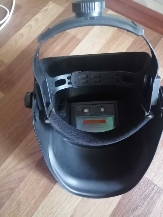 Сварочный аппарат в месте с маской