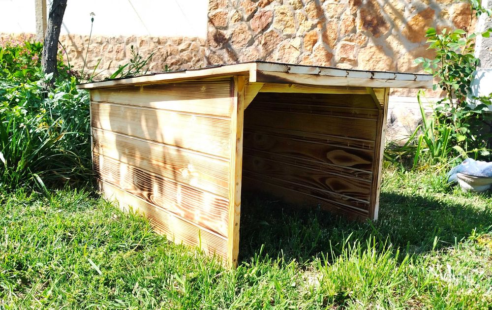 Гараж, навес, къща за косачка робот от дърво