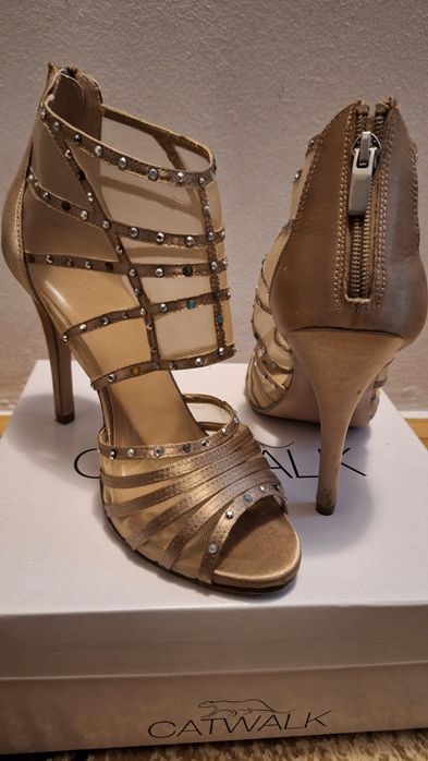 Sandale aurii elegante