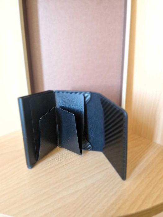 Mодерен мъжки портфейл с алуминиев или карбонов корпус