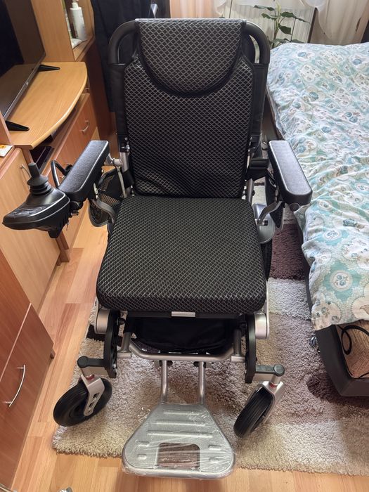 Vand scaun electric pentru persoane cu dizabilitati