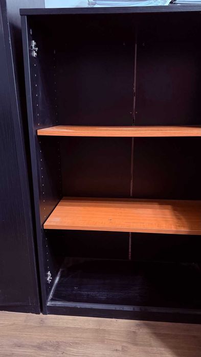 ПОДАРЯВАМ комплект офис мебели, бюра и шкафове. Всичко заедно