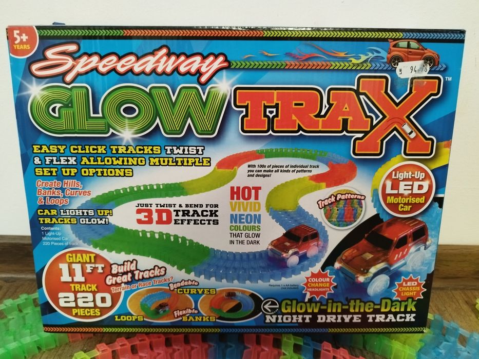 Pista flexibila curse masinute Glow Trax din 220 piese