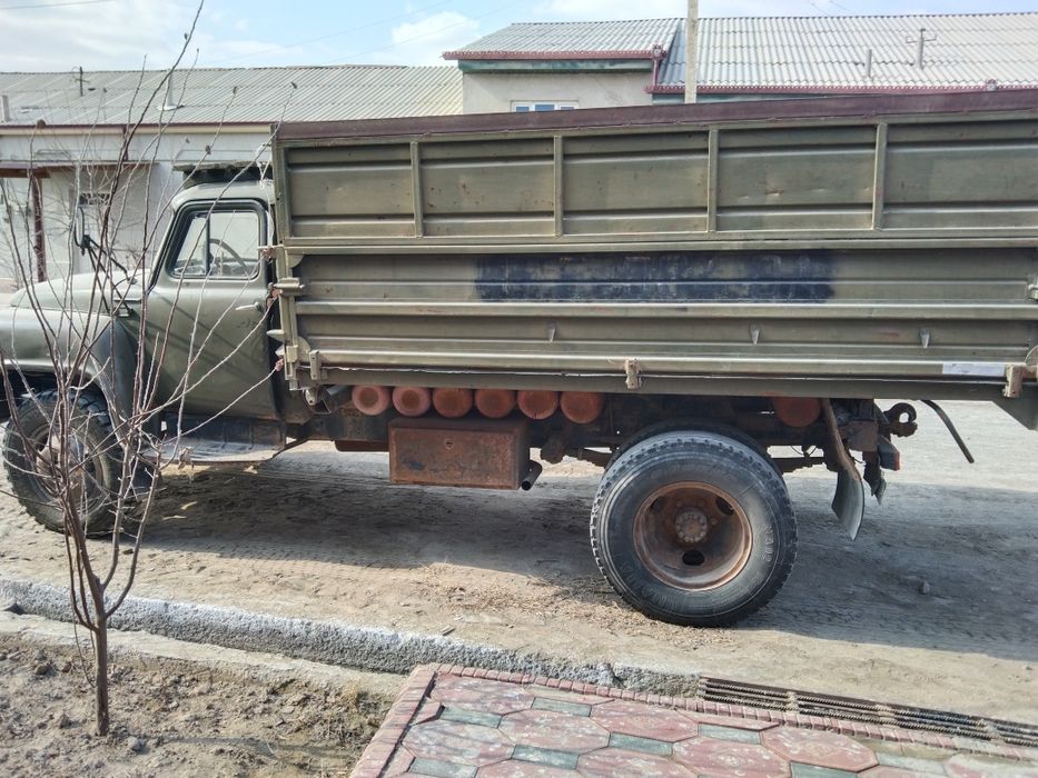 Moshina juda yaqshi toza motor qoropka qoyilgan juda toza