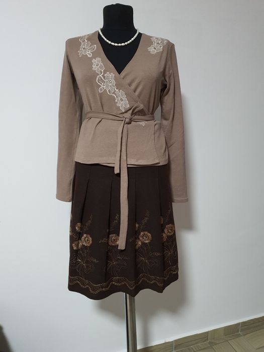 Fusta cu pliuri, material cu tinuta, cu flori cusute manual;