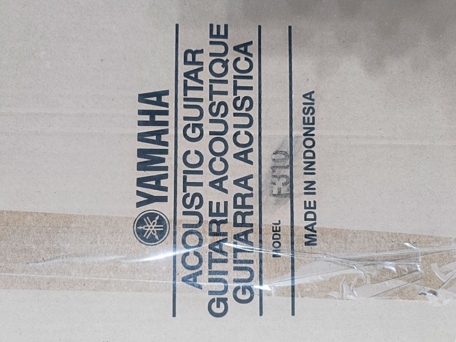 Yamaha F310. Гитара, стойка, чехол.