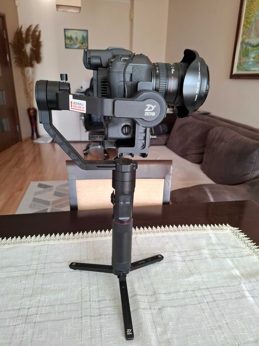 Продавам стабилизатор Zhiyun-Tech Crane 2