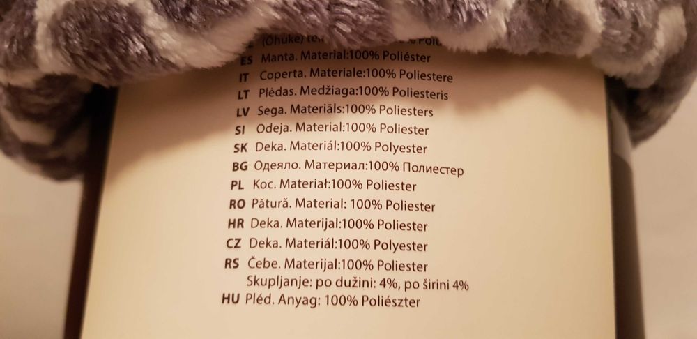 Pătură din material microfibră, cu dimensiunile de: 200 cm x 180 cm