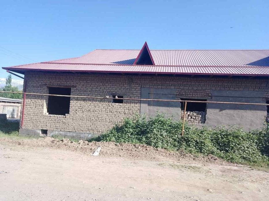 Срочно сотилади участка
8 сотик хозирда  шкатурка килинган аква куйилг