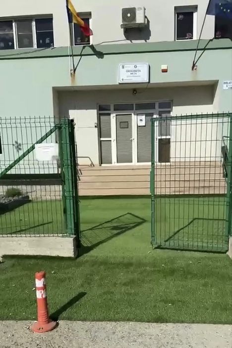 Gazon artificial cu material si montaj .