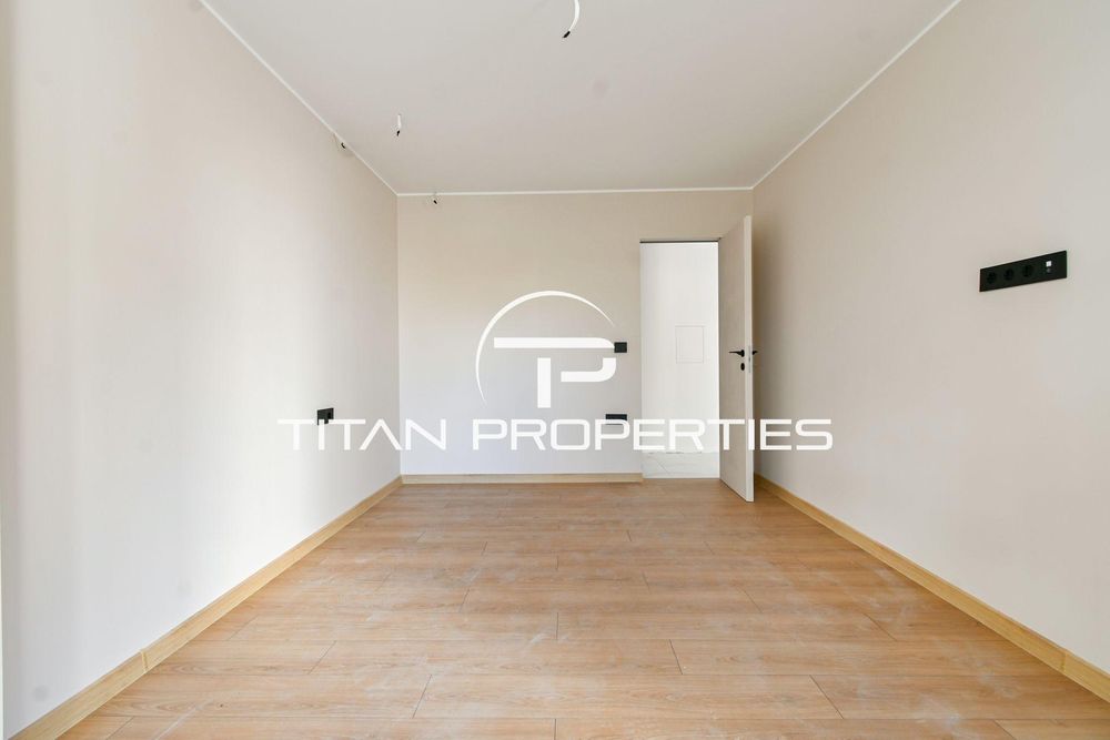 Тристаен,за продажба , Хладилника