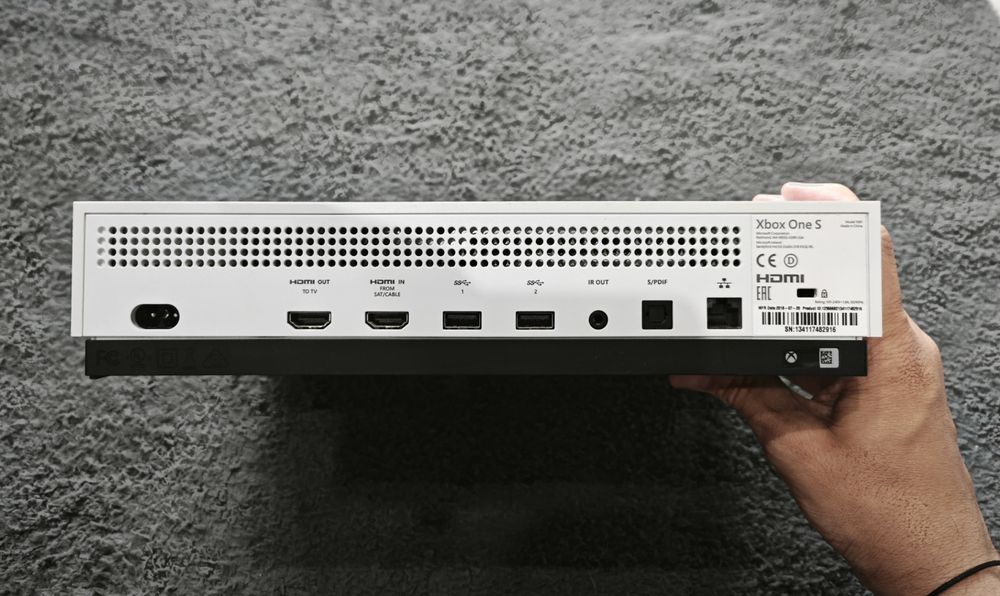 XBOX One S 1TB без джойстик