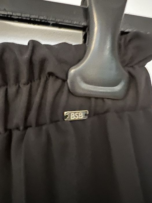 Pantaloni negri evazați plisați