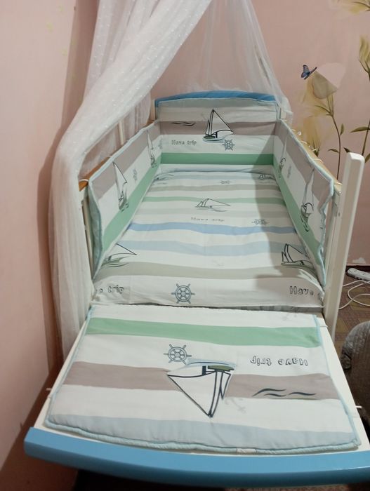 Кроватка детская с люлькой.