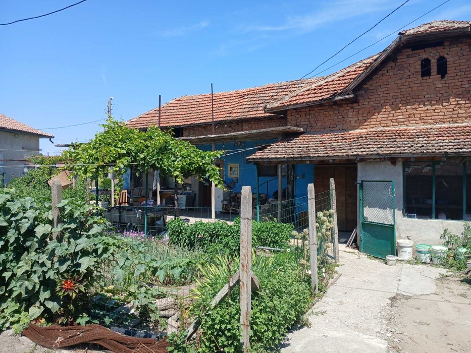 Продавам къща в село Гиген тел.за връзка 0899934142,0896418272