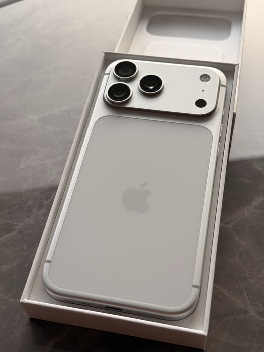 Apple iPhone 17 Pro Max 256GB in stare absolut IMPECABILA!!! Vine cu pachet complet, factura eMag 07.01.2026, garantie, 98% baterie. Telefon personal!