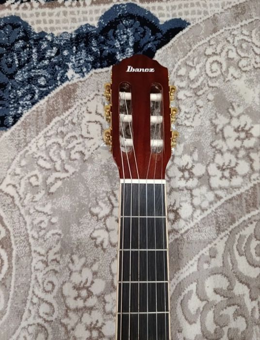 Yangi ishlatilmagan gitara sotiladi