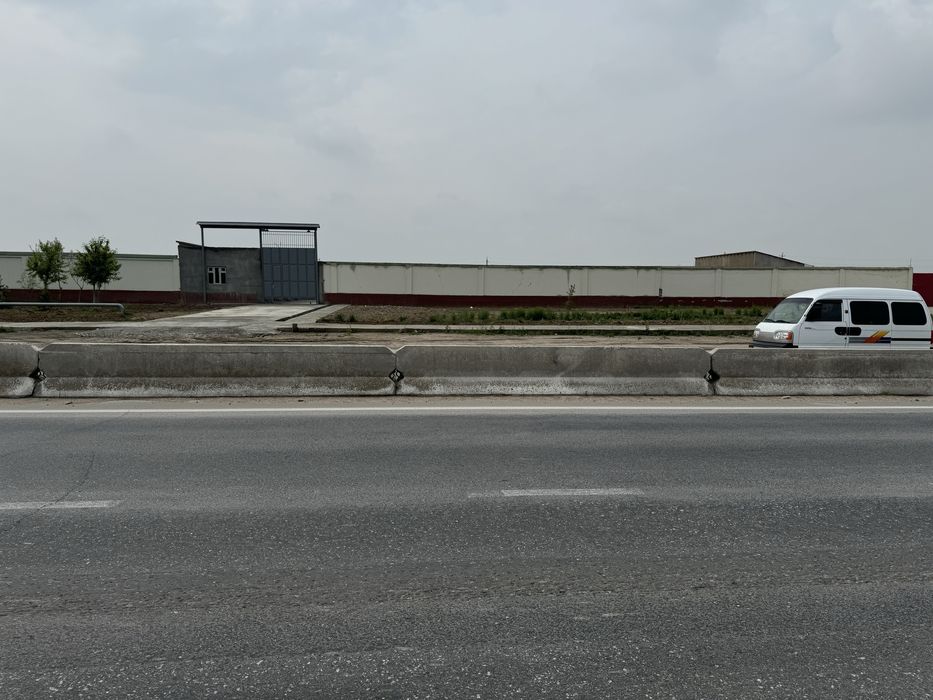 Земля в доль дороги под бизнез