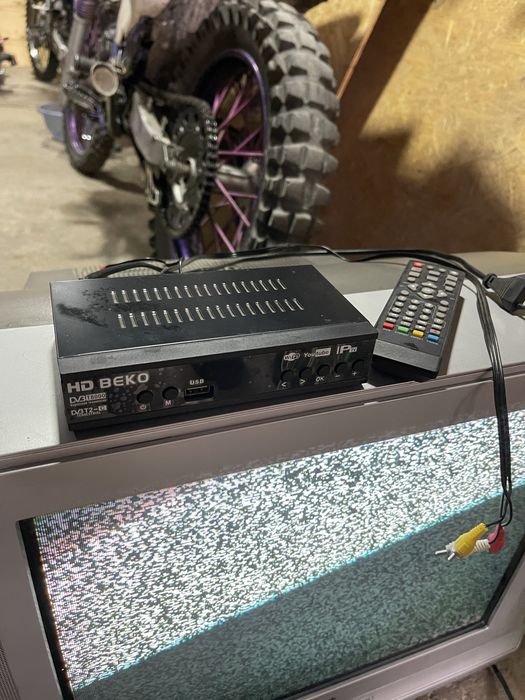 Телевизор + приставка с пультом