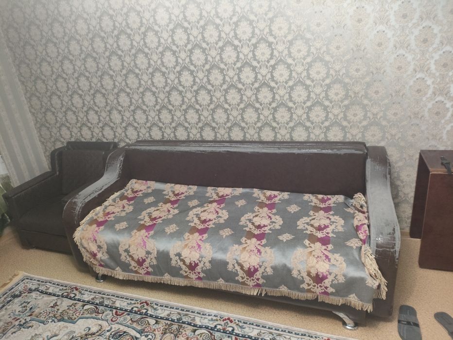 Продам диван с двумя креслами б.у