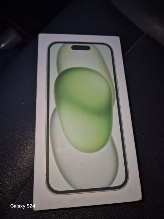 Iphone 15  green