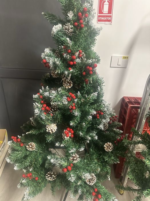 Brad artificial cu ramuri albe si decoratiuni