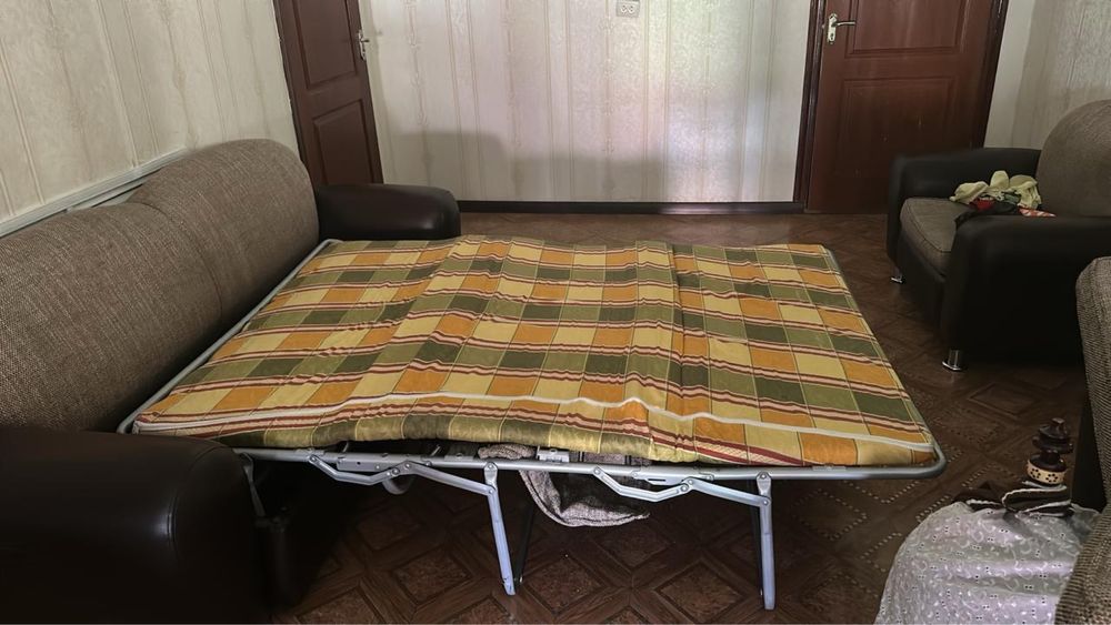 Продам два дивана и два кресло