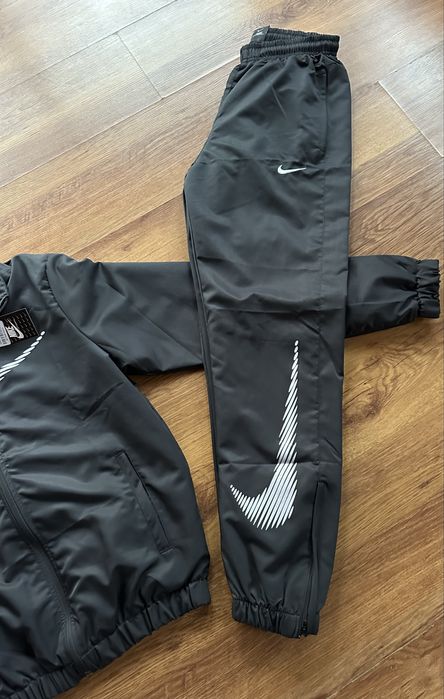 Мъжки,шушлеков,черен екип Nike с бродирано лого