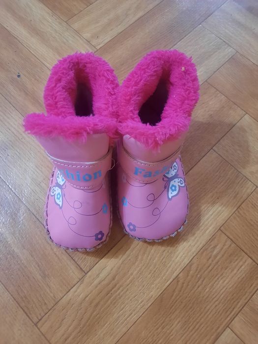 Продаю детскую обувь.