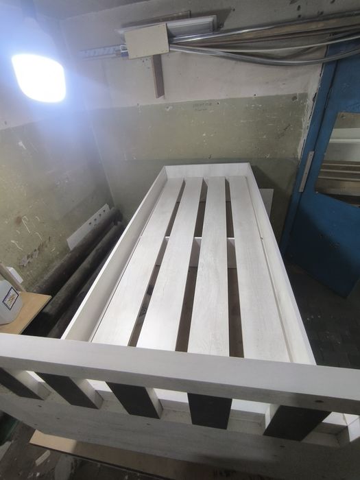 Продам кровать 2метра на 80см