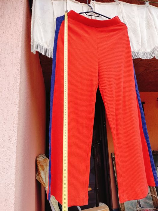 Pantaloni casual damă Pull&Bear – Roșii cu dungi laterale albastre – Mărime S