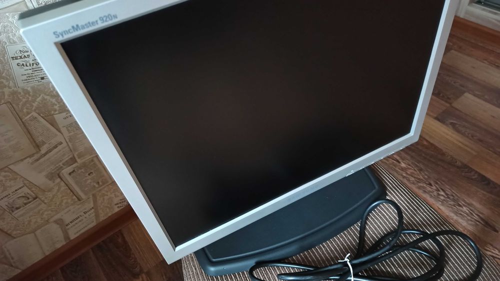 Монитор samsung 920vn на спец подставке 19".