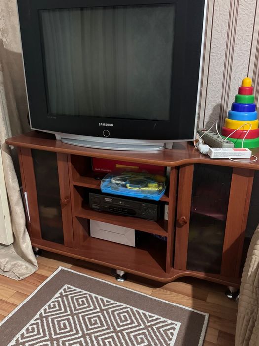 Продам телевизор и тумбу