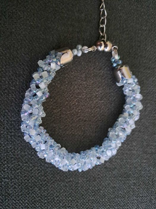 Гривна от сини мъниста с магнитно закопчаване