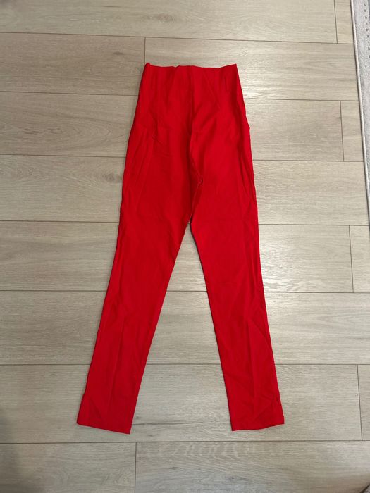 Червен панталон Akira