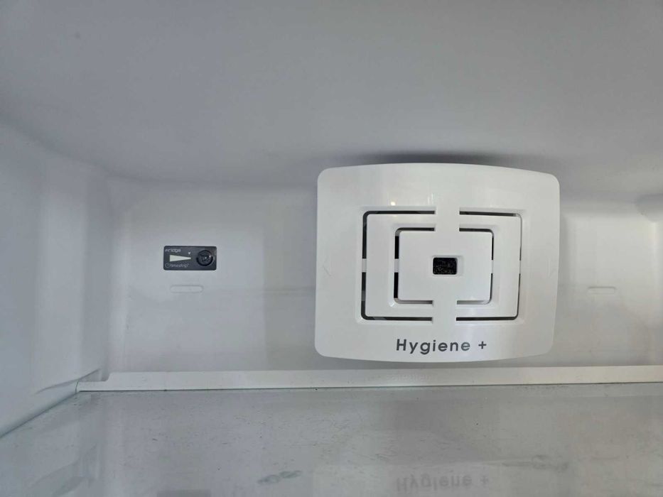 Продавам хладилник с камера за вграждане Bauknecht 140см