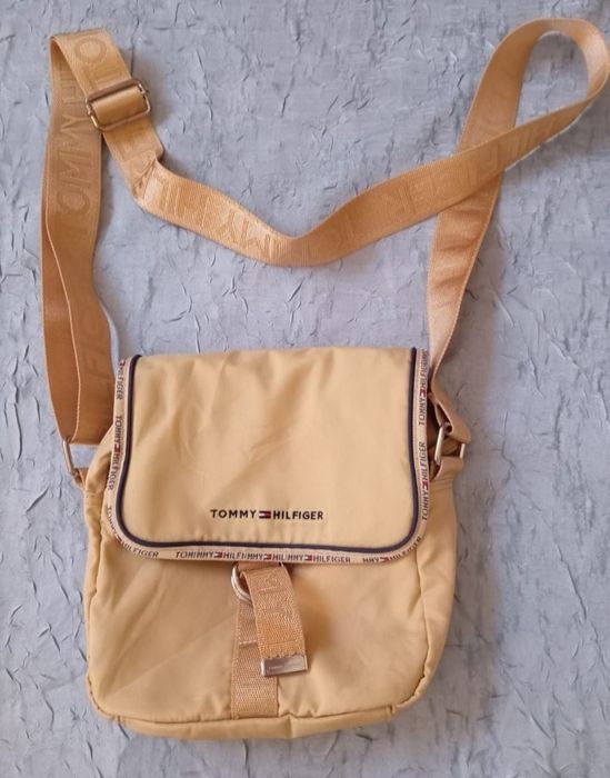 Vând geanta    Tommy       Hilfiger!