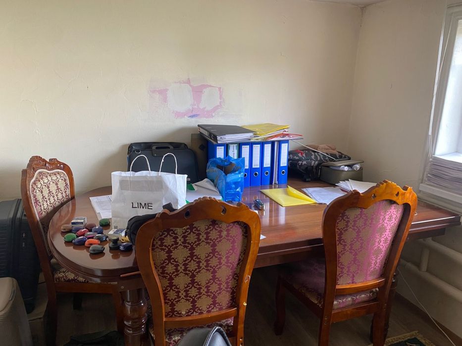 Стол со стульями.