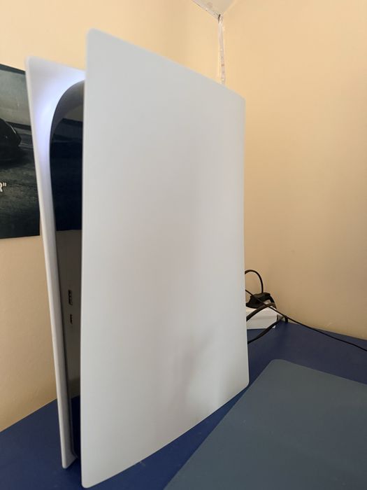 Vand PS5 digital 825GB + 2 manete + accesorii