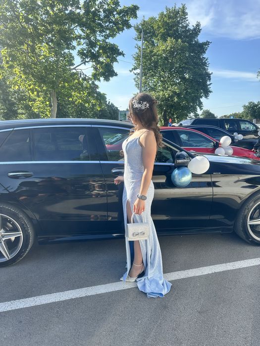 Бална рокля в син цвят с чанта към нея