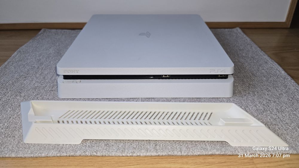 PlayStation 4 Slim Glacier White