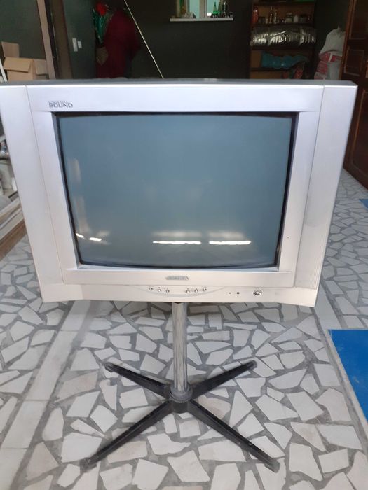 Продам телевизор шиваки диагональ 50 с подставкой