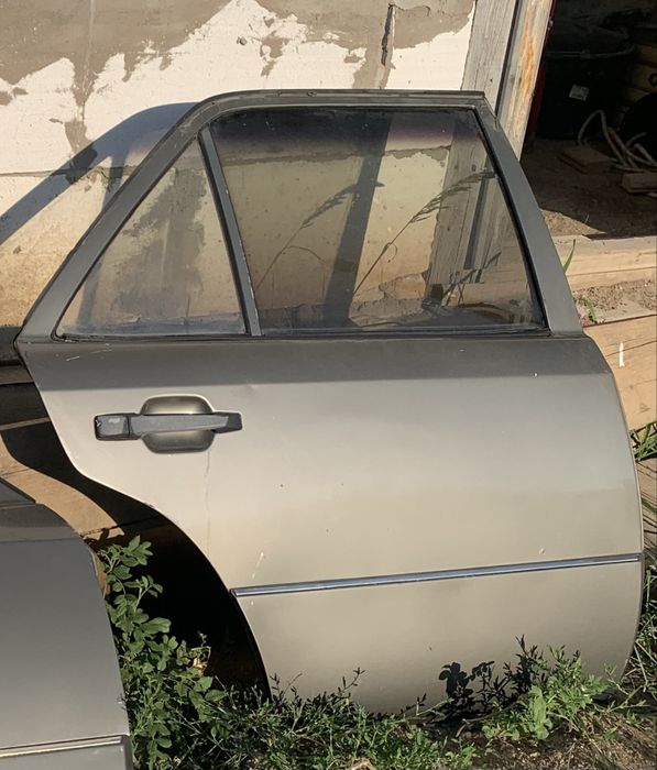 Продам дверь на мерс 124 в сборе