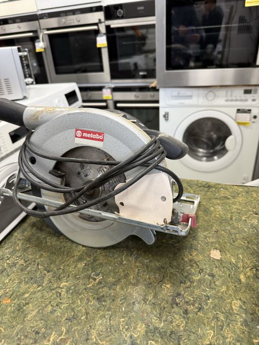 Продавам професионален ръчен циркуляр METABO