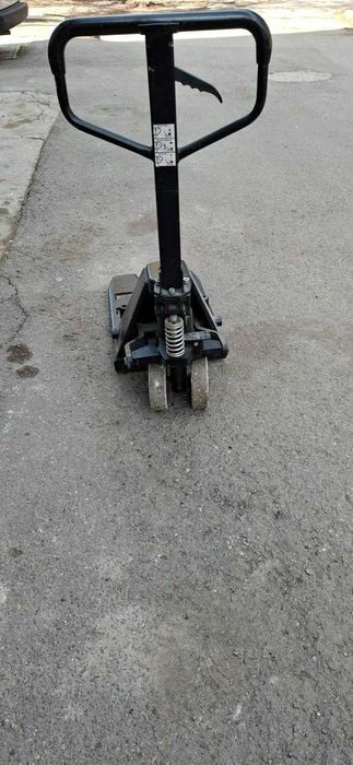 Ръчна палетна количка с къси вилици